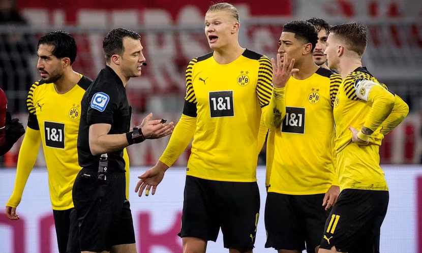 Trọng tài Felix Zwayer gây bức xúc cho các cầu thủ Dortmund Trọng tài Felix Zwayer gây bức xúc cho các cầu thủ Dortmund