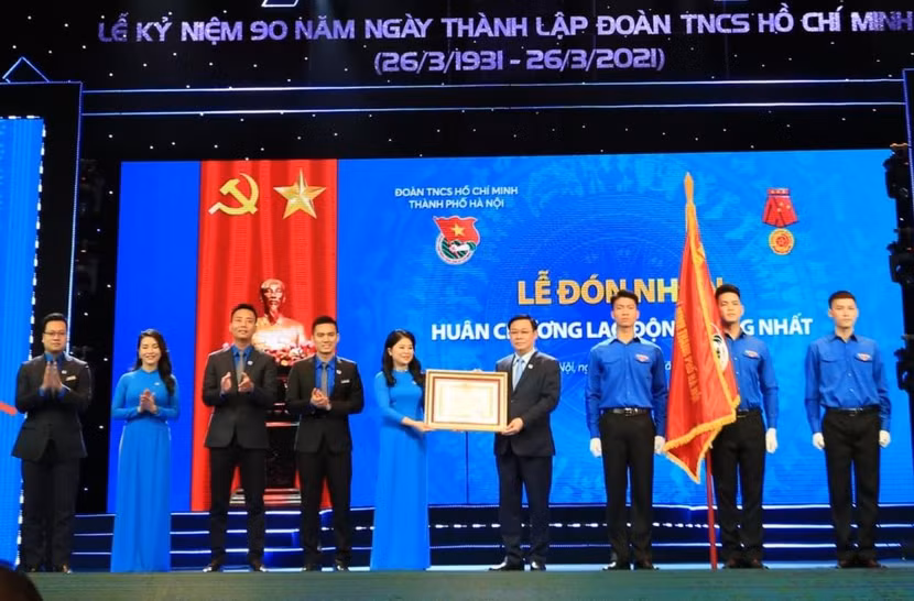 Bí thư Thành uỷ Hà Nội Vương Đình Huệ trao Huân chương Lao động hạng Nhất tới tập thể Thường trực Thành đoàn Hà Nội