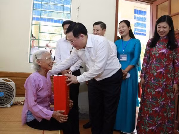 Bí thư Thành ủy Hà Nội Vương Đình Huệ thăm, tặng quà người có công với cách mạng