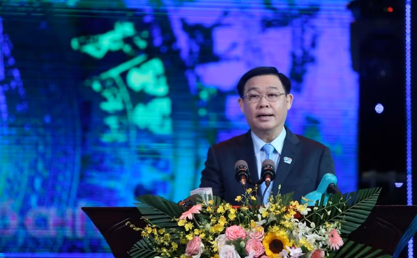 Bí thư Thành uỷ Hà Nội Vương Đình Huệ phát biểu tại buổi lễ