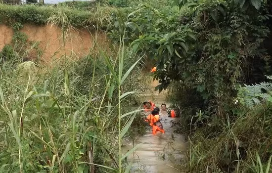 Lực lượng chức năng và người dân kịp cứu cháu bé, còn nam thanh niên bị lũ cuốn tử vong Lực lượng chức năng và người dân kịp cứu cháu bé, còn nam thanh niên bị lũ cuốn tử vong