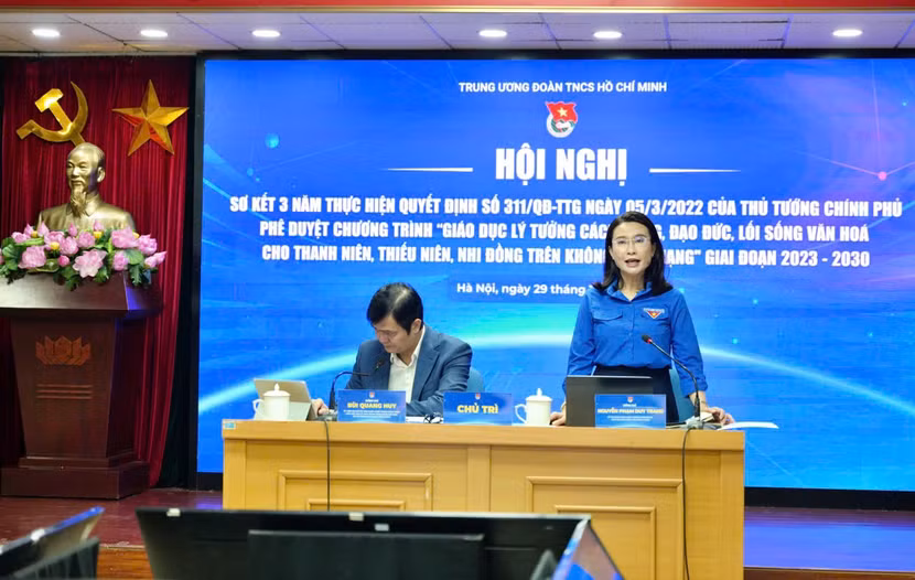 Anh Bùi Quang Huy - Bí thư thứ nhất T.Ư Đoàn và chị Nguyễn Phạm Duy Trang - Bí thư T.Ư Đoàn, Chủ tịch Hội đồng Đội T.Ư chủ trì hội nghị
