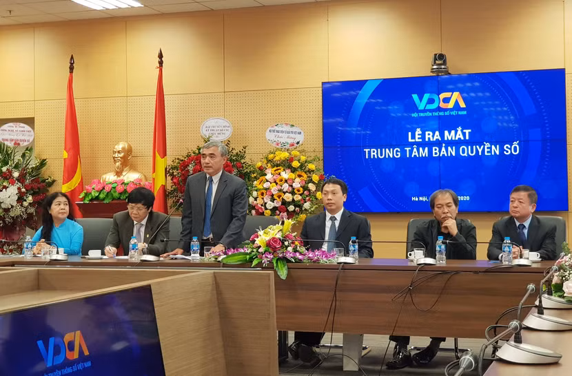 Chủ tịch Hội Truyền thông số Việt Nam - Nguyễn Minh Hồng phát biểu tại buổi lễ Chủ tịch Hội Truyền thông số Việt Nam - Nguyễn Minh Hồng phát biểu tại buổi lễ