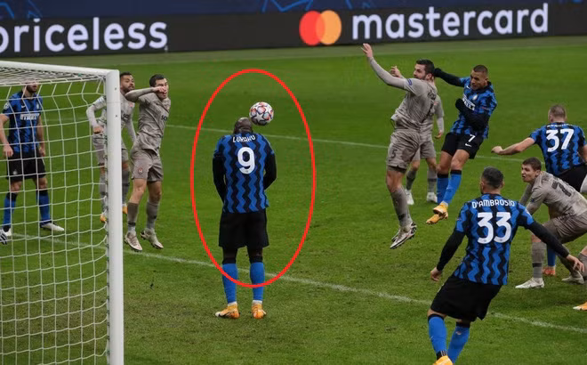 Pha bóng vô duyên của Lukaku