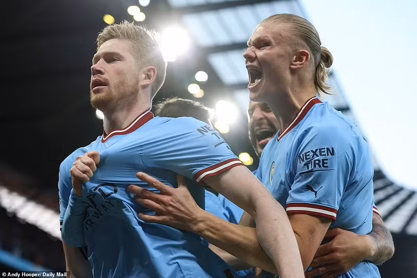 De Bruyne (trái) chứng tỏ đẳng cấp đúng lúc cho Man City