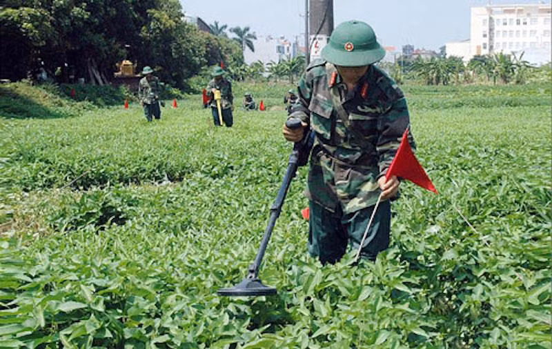 Lực lượng công binh rà phá bom mìn, bảo đảm an toàn cho người dân