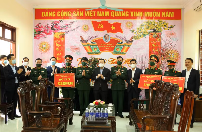 Chủ tịch UBND TP Chu Ngọc Anh tặng bằng khen và tiền hỗ trợ 3 đơn vị đang thực hiện đón người cách ly tập trung: Trung đoàn 58, Tiểu đoàn 14, Tiểu đoàn 15 (Sư đoàn 308)