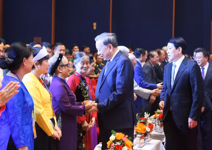 Tổng Bí thư Tô Lâm và các lãnh đạo Đảng, Nhà nước thăm hỏi đại diện người có công, nhân chứng lịch sử tiêu biểu đến dự sự kiện