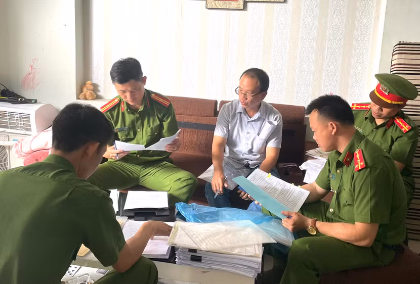 Cơ quan điều tra khám xét nhà đối tượng Trần Bùi Hoài Phương