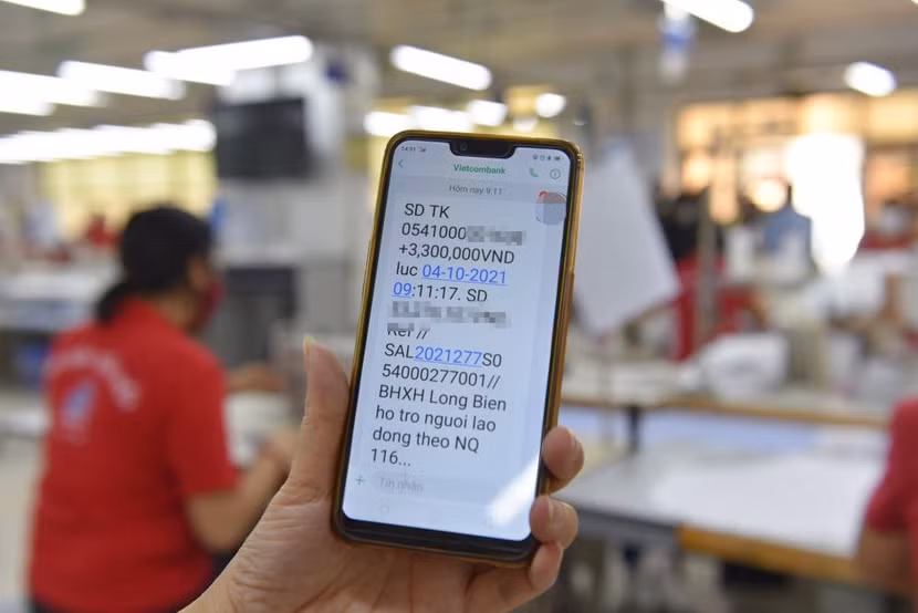 Người lao động nhận tiền hỗ trợ từ quỹ bảo hiểm thất nghiệp