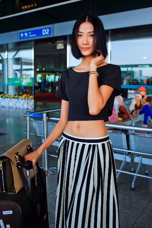 Hoàng Thùy khéo léo khoe vòng eo "con kiến" ảnh 2