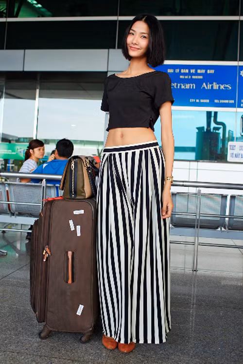 Hoàng Thùy khéo léo khoe vòng eo "con kiến" ảnh 1