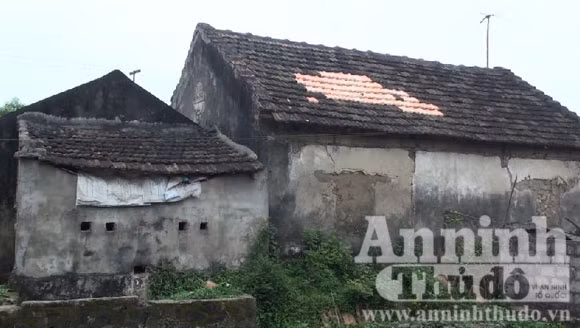 Ngôi nhà của ông Đoàn Công Viên bị đối tượng ném mìn để dằn mặt (Một phần mái ngói đã bị vỡ)