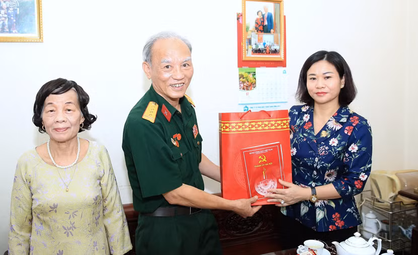 Phó Bí thư Thường trực Thành ủy Hà Nội Nguyễn Thị Tuyến trao quà tặng gia đình người có công