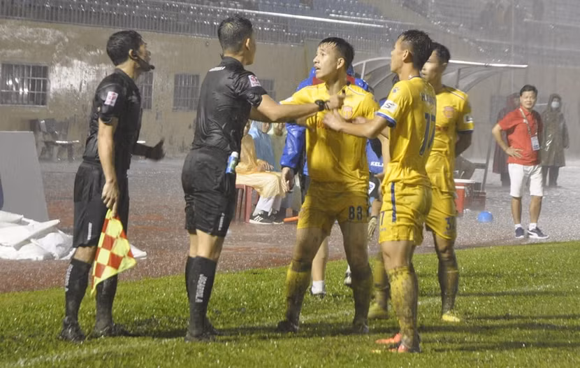 Các cầu thủ Nam Định phản ứng gay gắt với quyết định của trọng tài