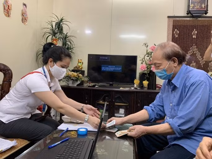 Nhân viên cơ quan bảo hiểm xã hội chi trả lương hưu tại nhà cho người thụ hưởng chính sách