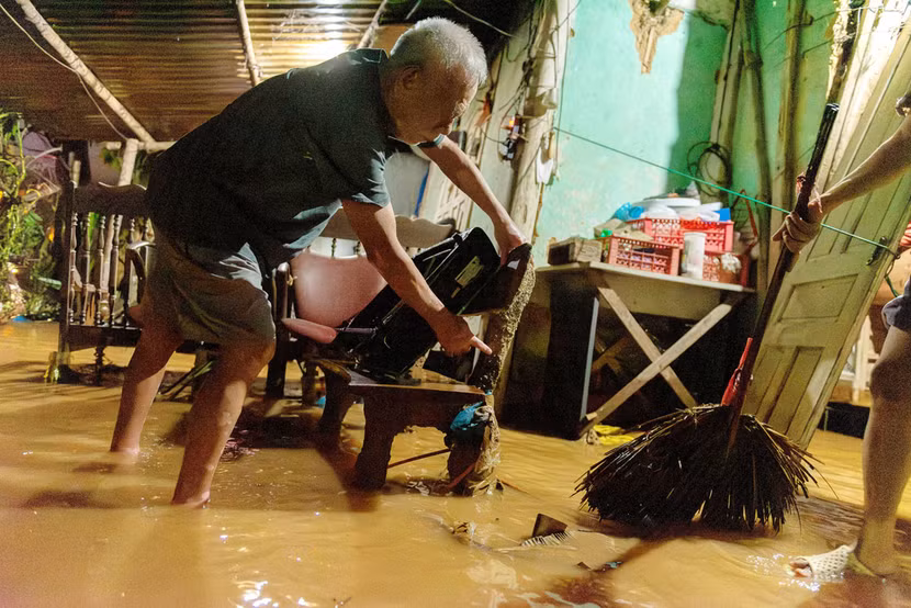 Nhiều điểm tại thành phố Hà Giang bị ngập lúc nửa đêm do mưa lớn
