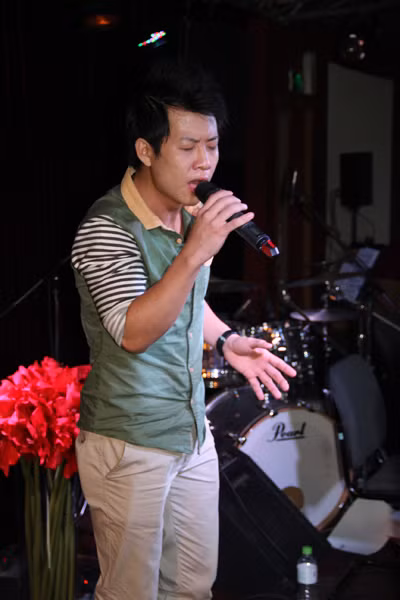 Sau scandal tình ái, "hoàng tử The Voice" say sưa luyện tập ảnh 9