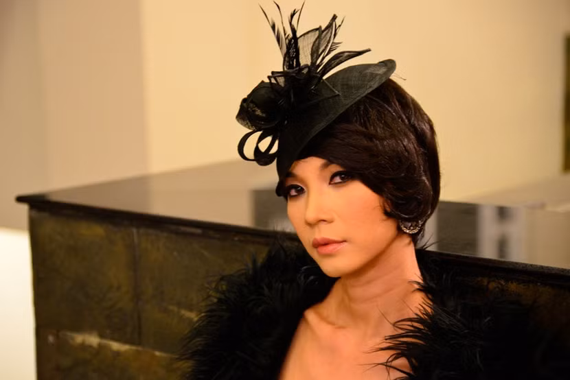 Hết mặc váy, nam giám khảo Top model lại giả gái gây sốc ảnh 2