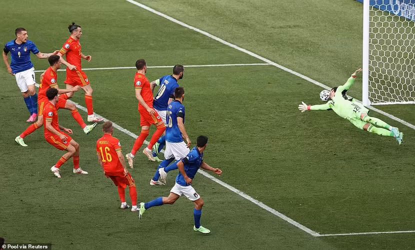 Pha làm bàn của Pessina