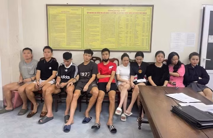 Tiền vệ Đinh Thanh Trung (thứ hai từ trái sang) và nhóm người sử dụng trái phép chất ma túy bị bắt Tiền vệ Đinh Thanh Trung (thứ hai từ trái sang) và nhóm người sử dụng trái phép chất ma túy bị bắt