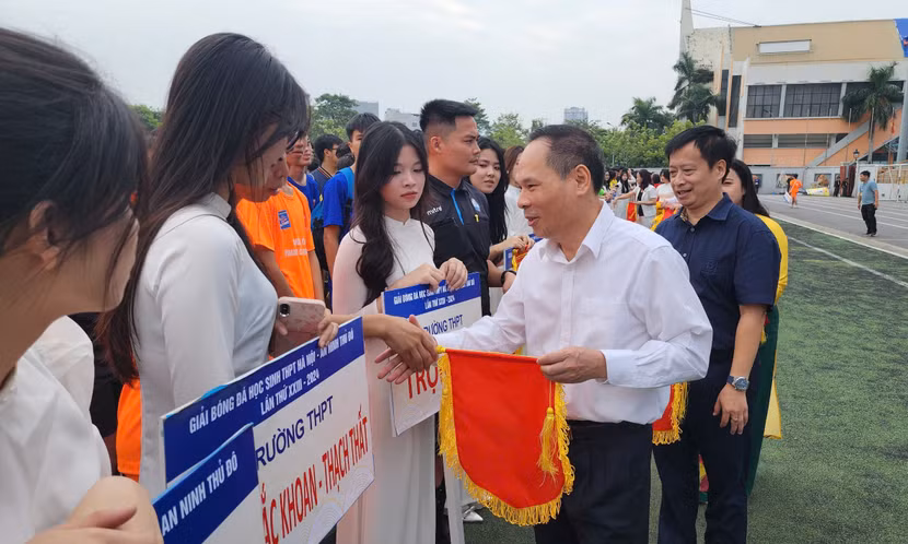 Thiếu tướng Trần Thanh Phong - Phó Cục trưởng Cục truyền thông CAND - Bộ Công an tặng cờ lưu niệm cho các đội tham dự giải Thiếu tướng Trần Thanh Phong - Phó Cục trưởng Cục truyền thông CAND - Bộ Công an tặng cờ lưu niệm cho các đội tham dự giải