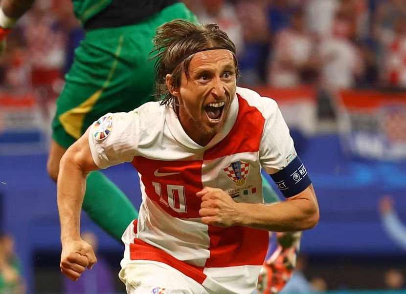 Modric ghi bàn khi đã gần 39 tuổi tròn