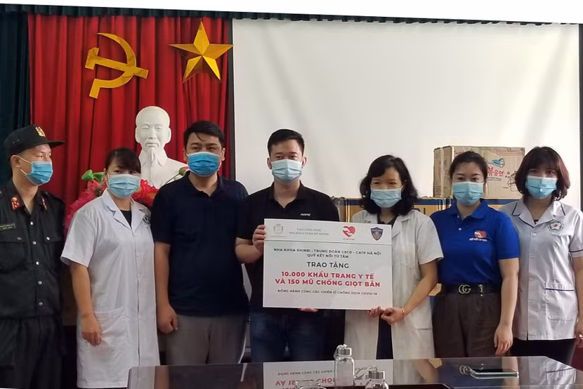 Trung đoàn Cảnh sát cơ động CATP Hà Nội phối hợp với Viện công nghệ nha khoa thẩm mỹ Shinbi, Quỹ Kết nối Từ Tâm tặng Bệnh viện CATP khẩu trang y tế, mũ chắn giọt bắn...