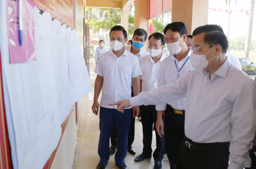 Chủ tịch UBND TP Chu Ngọc Anh kiểm tra công tác chuẩn bị bầu cử ở quận Đống Đa