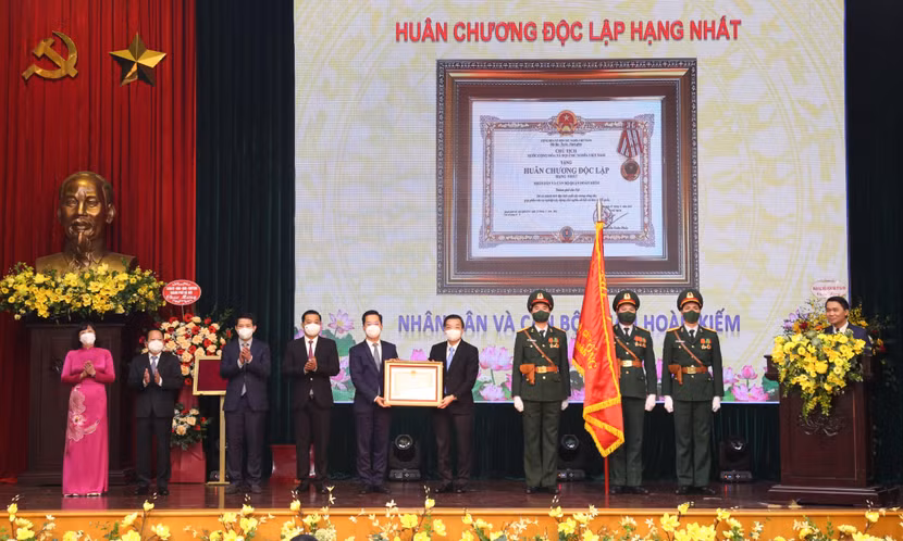 Thừa ủy quyền của Chủ tịch nước, Chủ tịch UBND TP Hà Nội Chu Ngoc Anh trao tặng Huân chương Độc lập Hạng Nhất cho Đảng bộ, chính quyền và nhân dân quận Hoàn Kiếm.