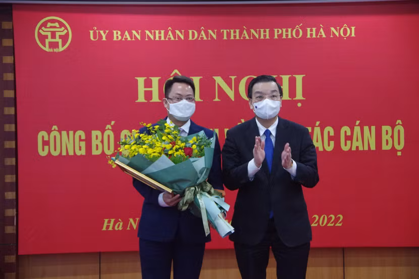 Chủ tịch UBND TP Hà Nội Chu Ngọc Anh trao quyết định, tặng hoa chúc mừng Tân Phó Giám đốc phụ trách Sở TT&amp;TT Hà Nội Nguyễn Việt Hùng