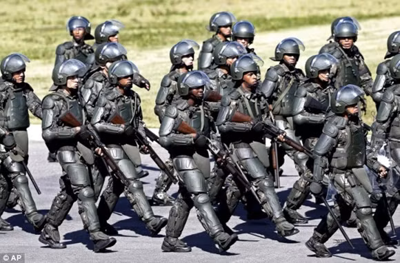 Cảnh sát ở World Cup 2014 trông không khác gì... Robocop ảnh 1