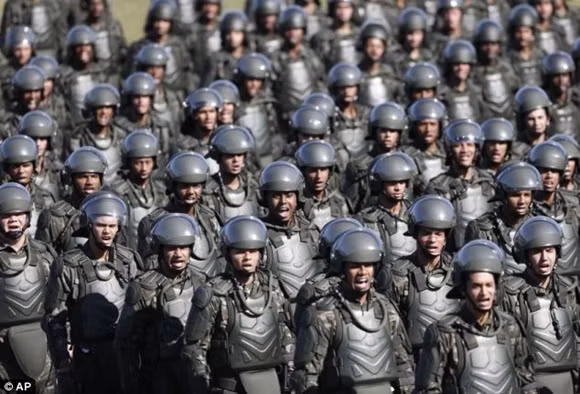 Cảnh sát ở World Cup 2014 trông không khác gì... Robocop ảnh 3