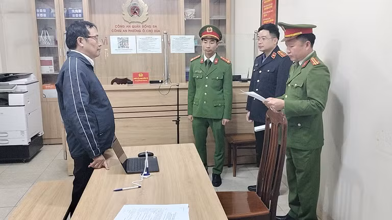 Cơ quan điều tra đọc lệnh bắt giữ Vũ Hồng Giang Cơ quan điều tra đọc lệnh bắt giữ Vũ Hồng Giang