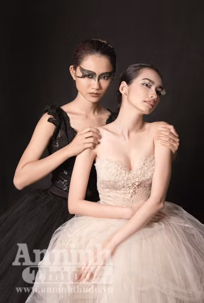 Trà My hóa Thiên Nga đen Thùy Trang - Hương Giang Phương Anh khớp khi hôn Đức Tiến Lê Thị Thúy và Phi Thanh Vân giả trai Hoàng Thùy đấu kiếm cùng Mỹ Linh