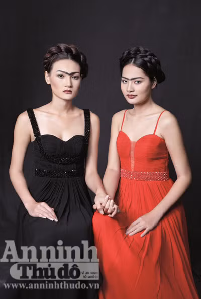 Trà My hóa Thiên Nga đen Thùy Trang - Hương Giang Phương Anh khớp khi hôn Đức Tiến Lê Thị Thúy và Phi Thanh Vân giả trai Hoàng Thùy đấu kiếm cùng Mỹ Linh