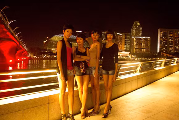 Trước giờ lên đường Tạo dáng trên máy bay Các thí sinh đang di chuyển vào khuôn viên rộng lớn và xinh đẹp của Resort World Sentosa Các thí sinh phấn khích khi nhận phòng tiện nghi bậc nhất của khu Resort World Sentosa tiêu chuẩn năm sao Top 4 Vietnam’s Next Top Model 2011 tạo dáng tại đảo quốc sư tử Singapore