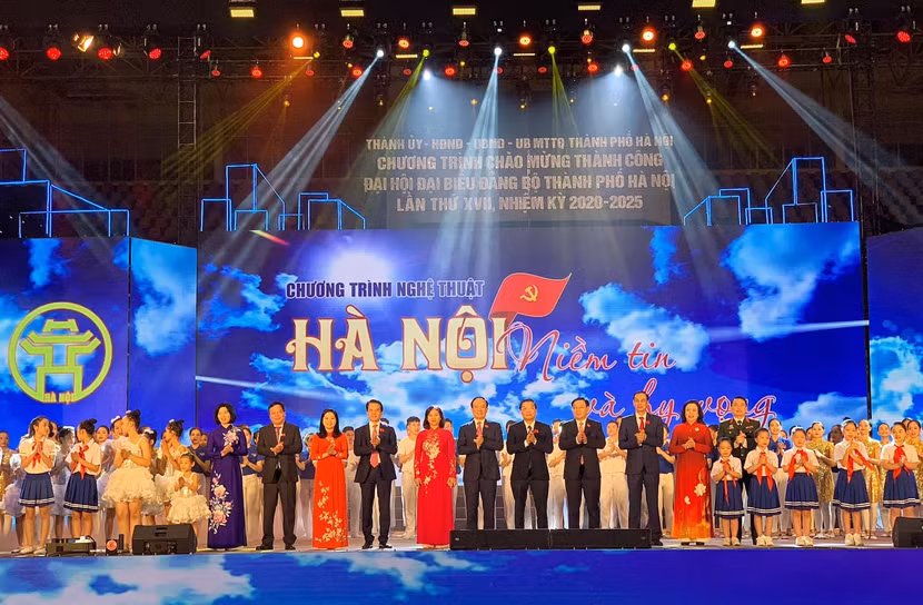 Thanh thiếu nhi Thủ đô chúc mừng Ban Thường vụ Thành ủy Hà Nội khoá mới