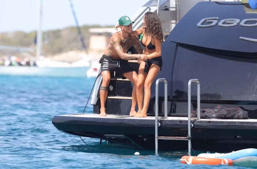 Ben White cùng bạn gái nghỉ hè ở hòn đảo Ibiza thơ mộng Ben White cùng bạn gái nghỉ hè ở hòn đảo Ibiza thơ mộng
