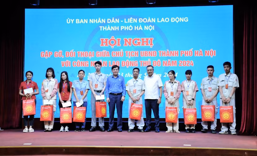 Chủ tịch UBND TP Hà Nội Trần Sỹ Thanh tặng quà công nhân, người lao động Chủ tịch UBND TP Hà Nội Trần Sỹ Thanh tặng quà công nhân, người lao động