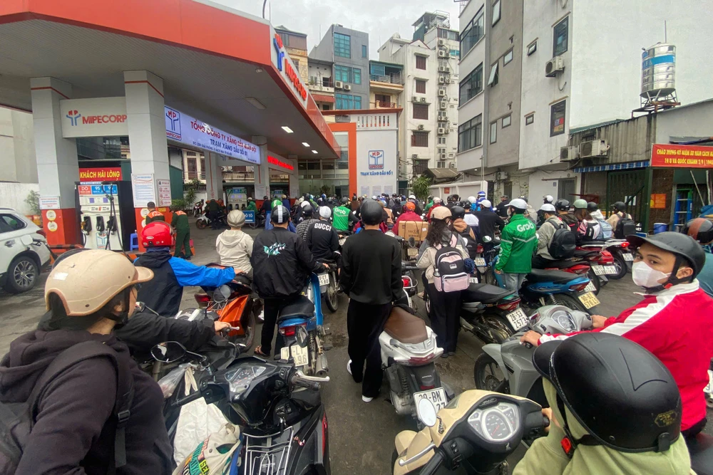 Người dân Hà Nội xếp hàng đổ xăng do lo ngại giá nhiên liệu biến động