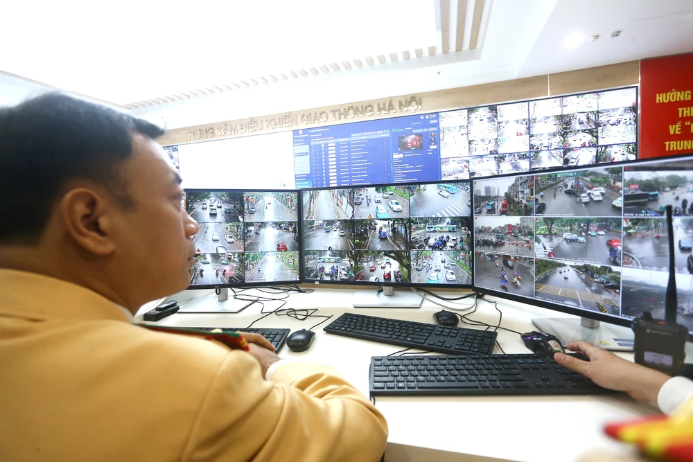 Cận cảnh Trung tâm điều khiển giao thông Hà Nội, nơi quản lý hơn 1.800 camera AI