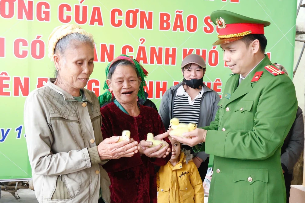 Công an phường Hà Đông trao sinh kế, tiếp sức người dân xã Tiên Đồng vượt thiên tai