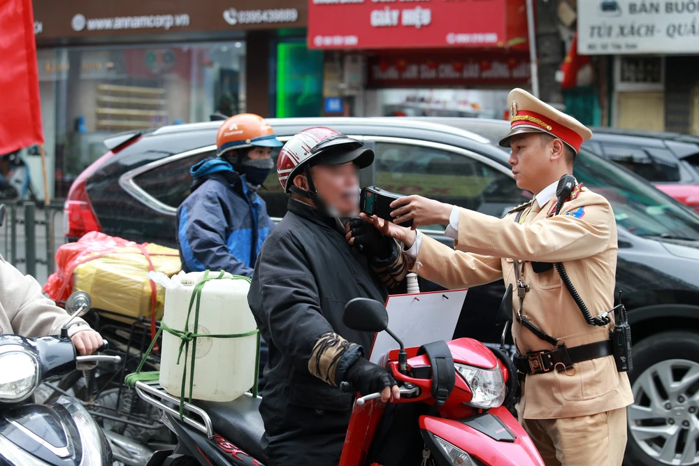 Cảnh sát giao thông Hà Nội xử lý vi phạm nồng độ cồn ‘xuyên’ Tết Dương lịch 2026