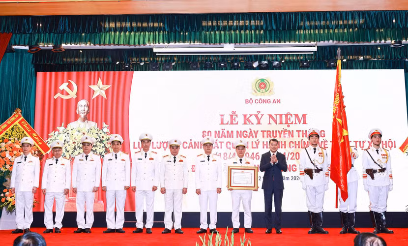 Thủ tướng Lê Minh Hưng trao Huân chương Hồ Chí Minh tặng lực lượng Cảnh sát QLHC về TTXH