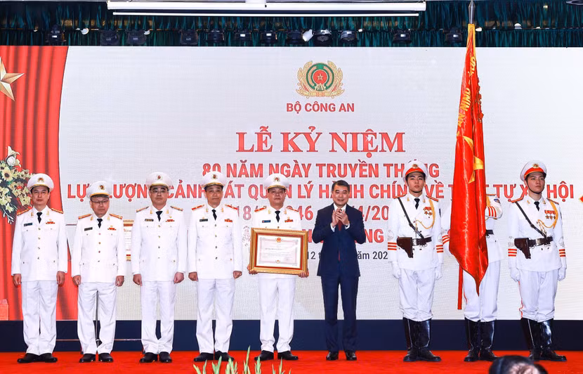 Thủ tướng Lê Minh Hưng trao Huân chương Bảo vệ Tổ quốc hạng Nhất tặng Cục Cảnh sát QLHC về TTXH