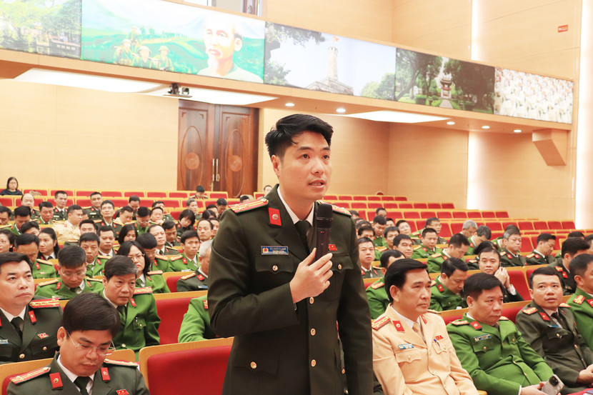 Cử tri Bùi Nhật Quang, Trưởng phòng Tham mưu phát biểu đóng góp ý kiến