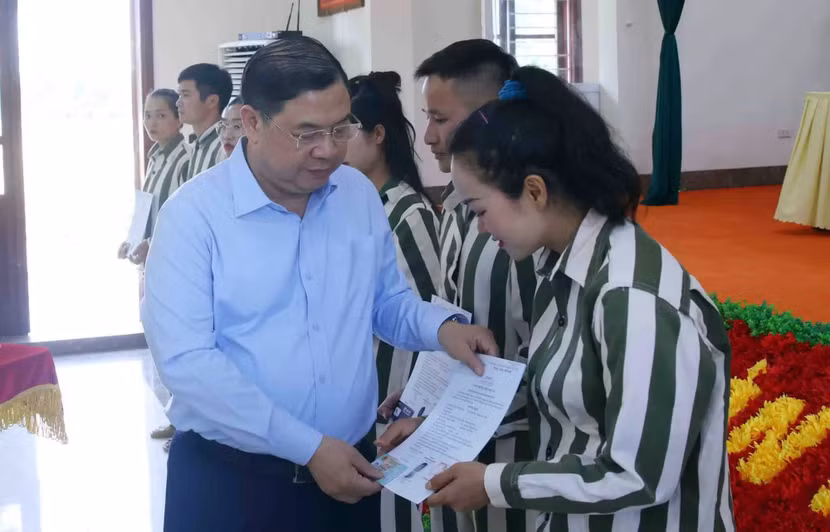 Phó Thủ tướng Thường trực Chính phủ Phạm Gia Túc trao Quyết định đặc xá, Thẻ Căn cước và sim Mobifone cho các phạm nhân được đặc xá