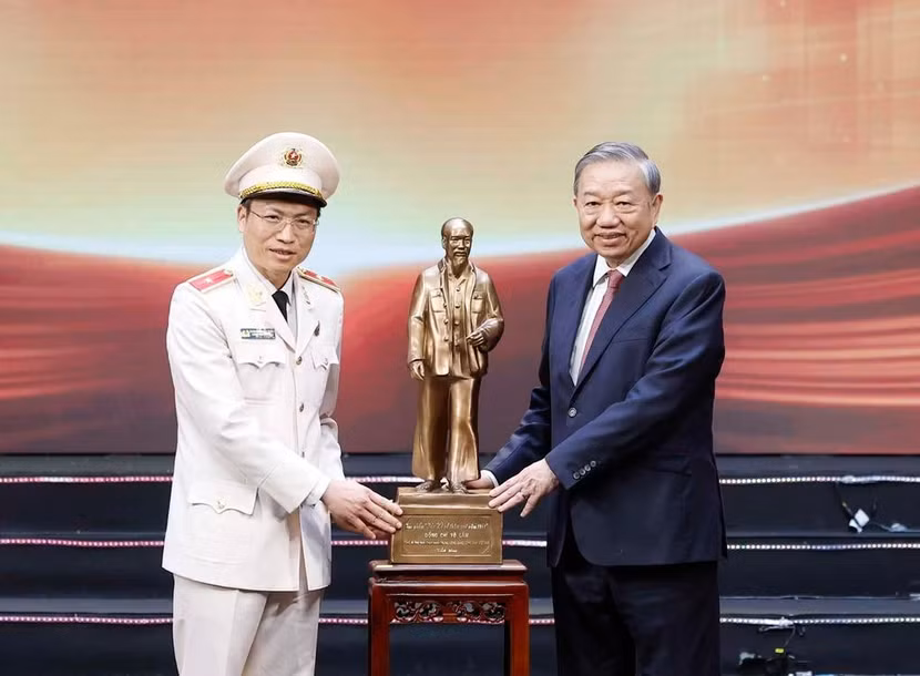 Tổng Bí thư, Chủ tịch nước Tô Lâm tặng lực lượng Tham mưu Công an nhân dân bức tượng Bác Hồ về thăm quê năm 1961