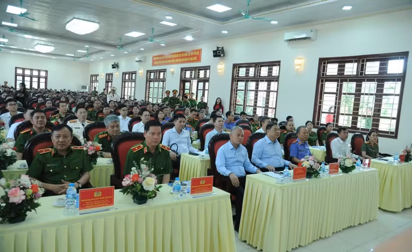 Các đại biểu dự buổi lễ